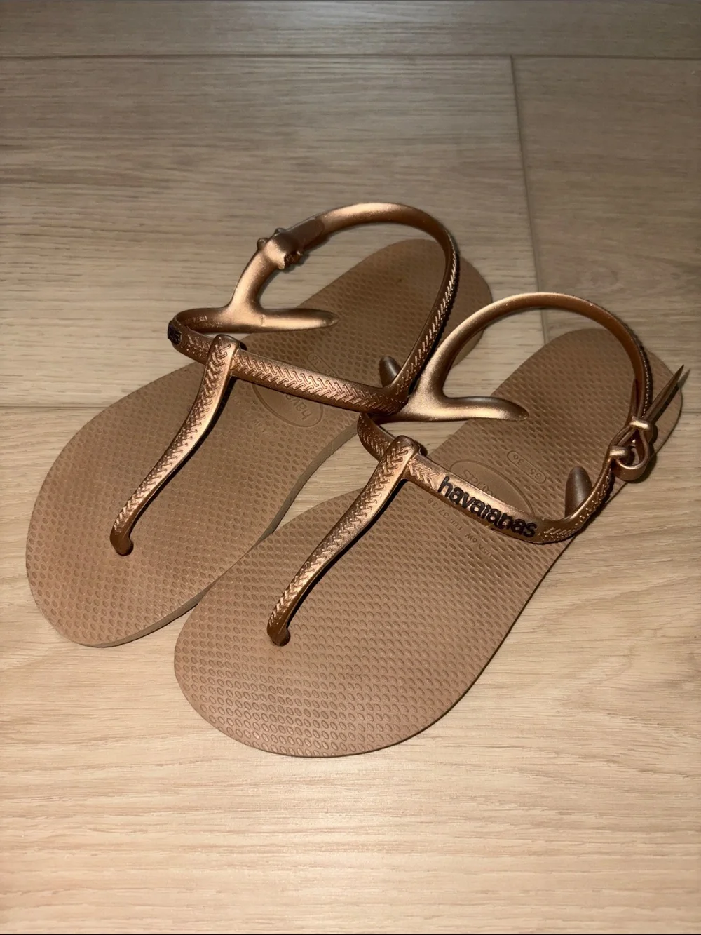 Havaianas Women's Metallic Rose Gold T-Strap Sandals